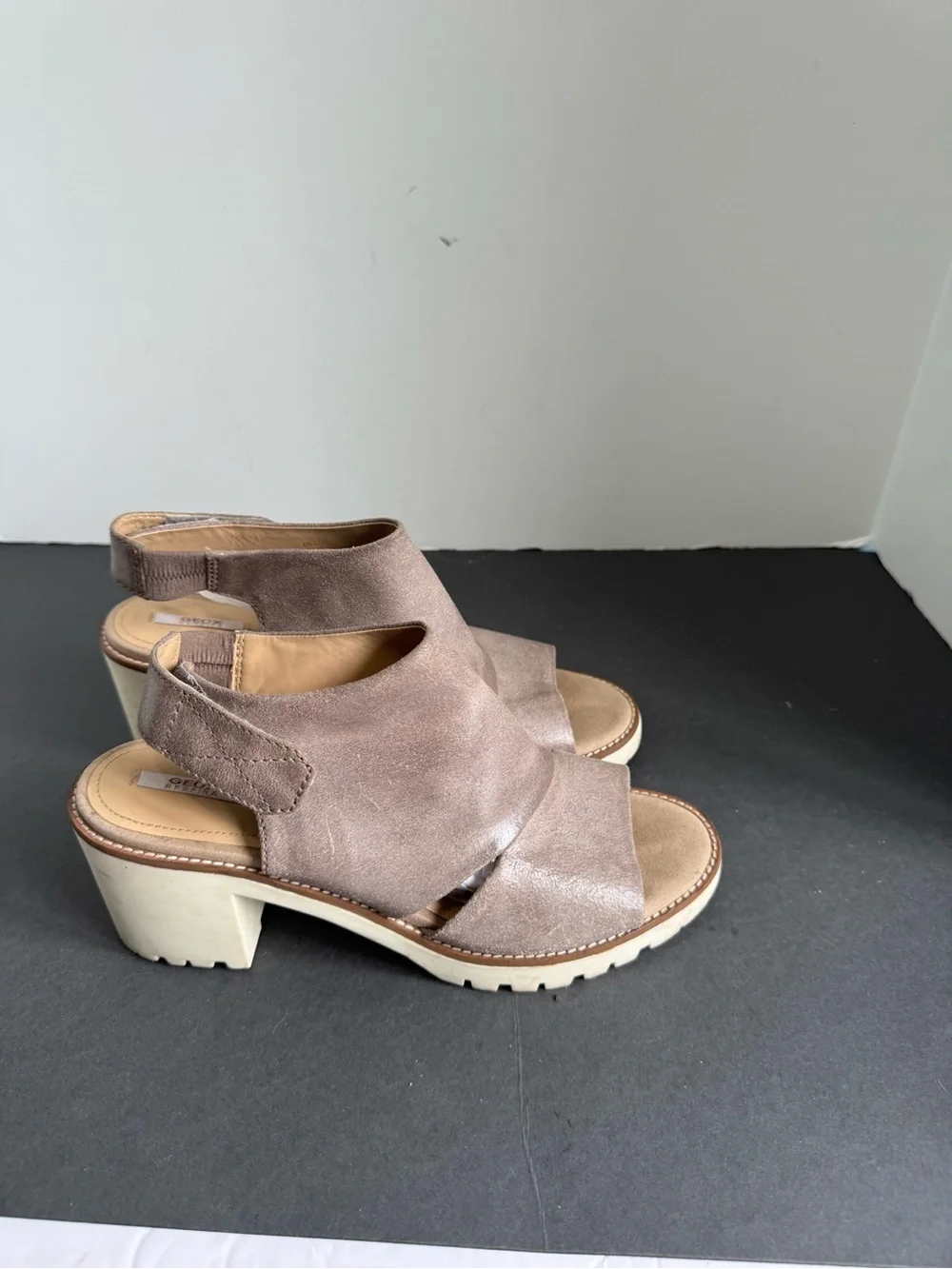 Geox Dovelyn women's leather platform sandals feature. EU 40